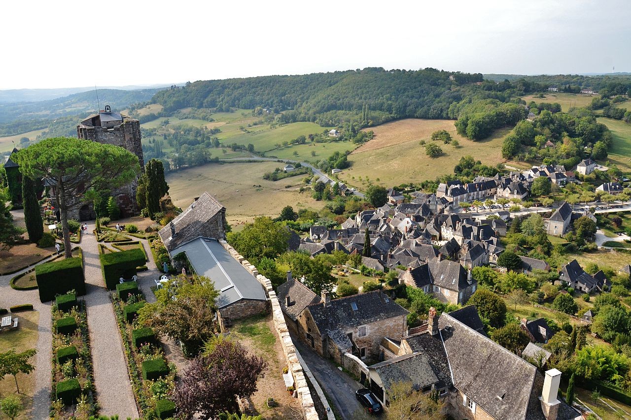 461/Photos/libre_de_droit/1280px-Vue_sur_Turenne_et_le_donjon_depuis_la_tour_Cesar.jpeg